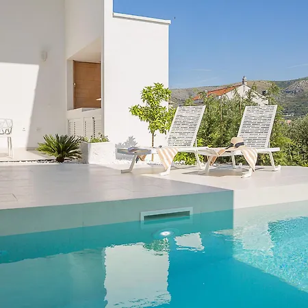 Spectacular 4 Bedrooms Sunrise Breath-taking