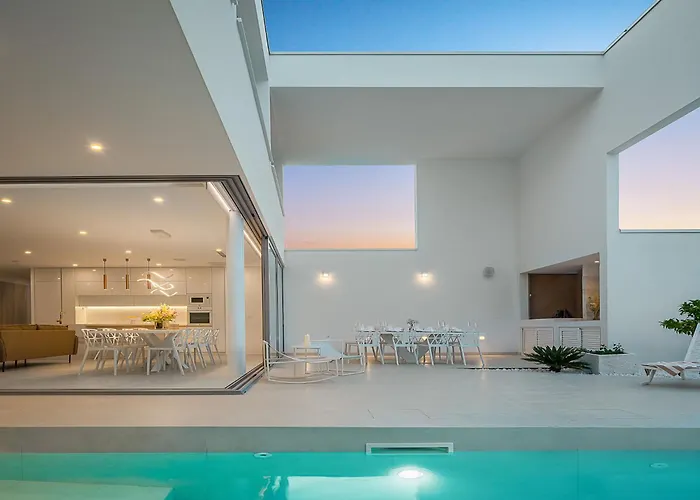 Βίλα Spectacular 4 Bedrooms Sunrise Breath-taking Τρογκίρ